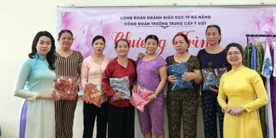 Trường học tặng gần 100 bộ áo dài cho phụ nữ là công nhân, nông dân