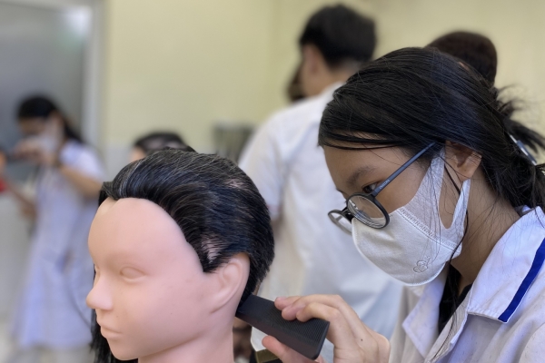 Lương thợ cắt tóc là bao nhiêu một tháng? Có cao không? 