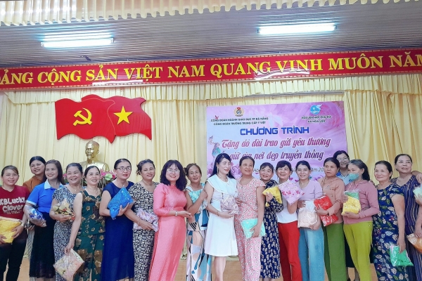 Chương trình trao tặng áo dài nhân ngày phụ nữ Việt Nam 20/10