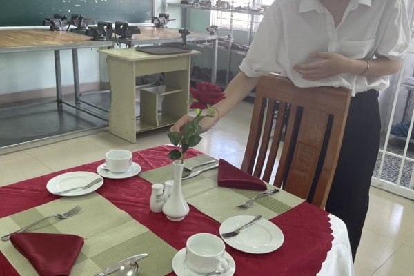 “Làm bạn với thực tiễn” châm ngôn học nghiệp vụ nhà hàng tại Trường Trung cấp Ý Việt!