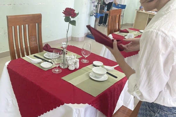 Làm nghiệp vụ nhà hàng, ngoại hình có phải là tất cả?