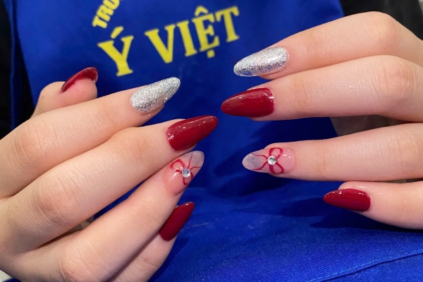 Sinh viên học trung cấp nghề Tạo mẫu và chăm sóc sắc đẹp hoàn thành bài thi học phần Nails xuất sắc