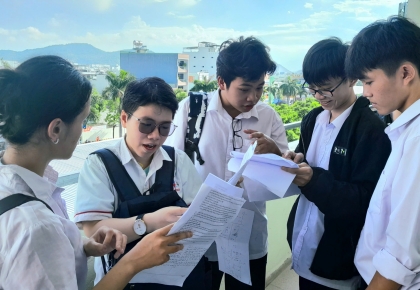 Học sinh học chương trình THPT Trường Trung cấp Ý Việt hoàn thành kỳ thi học kỳ II