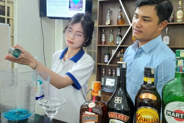 Hè đến rồi, pha một ly cocktail Margarita mát lạnh cùng sinh viên Ý Việt nào!