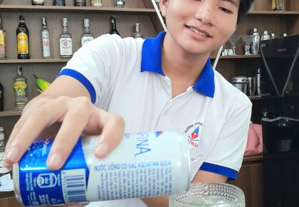 Lớp Học Nghiệp Vụ Nhà Hàng Ý Việt Hoàn Thành Bài Thi Nghiệp Vụ Bar