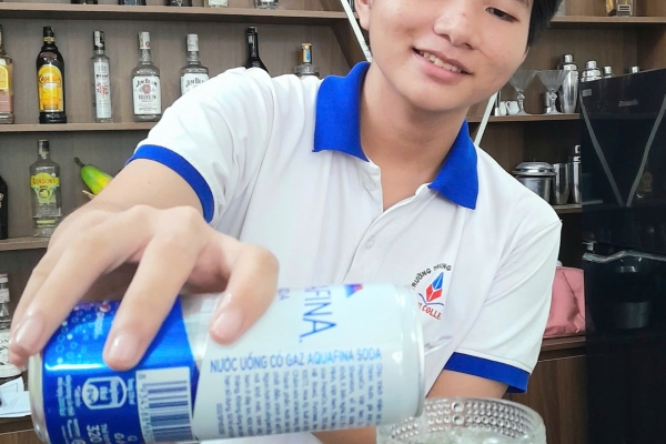 Lớp Học Nghiệp Vụ Nhà Hàng Ý Việt Hoàn Thành Bài Thi Nghiệp Vụ Bar