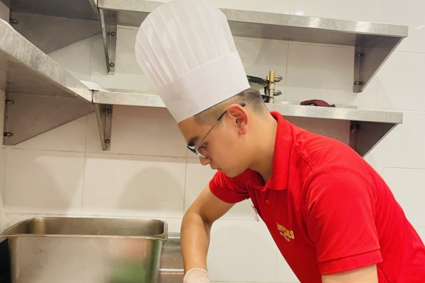Một Ngày Đi Làm Của Sinh Viên Ngành Kỹ Thuật Chế Biến Món Ăn Trường Trung Cấp Ý Việt
