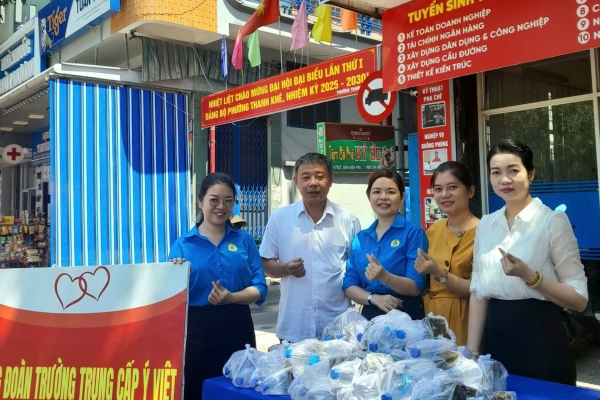 Trao gửi yêu thương qua 100 phần quà “0 đồng” từ Công đoàn Trường Trung cấp Ý Việt