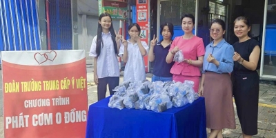 Tân sinh viên K25 Ý Việt lan tỏa yêu thương mùa Vu Lan: 100 phần quà “0 đồng” trao tay người dân