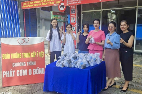 Tân sinh viên K25 Ý Việt lan tỏa yêu thương mùa Vu Lan: 100 phần quà “0 đồng” trao tay người dân