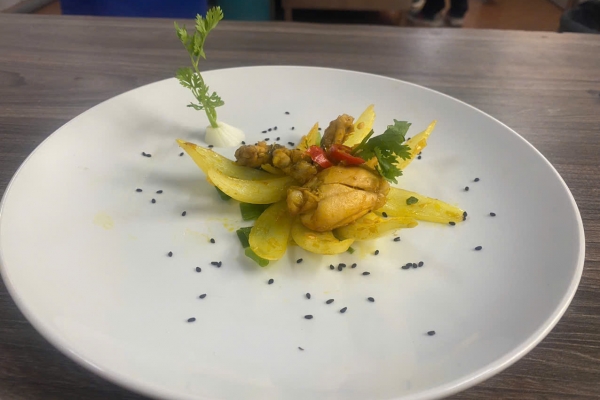 Sinh viên K24 ngành Kỹ thuật chế biến món ăn với món ếch xào sả ớt – Hành trình học nghề đầu bếp từ căn bếp thực hành