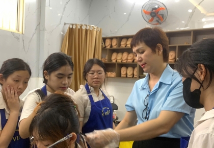 Học nghề nhuộm tóc cùng sinh viên Ý Việt – Biến hình rạng rỡ cùng kỹ thuật chuẩn Salon  Học nghề nhuộm tóc cùng sinh viên Ý Việt – Biến hình rạng rỡ cùng kỹ thuật chuẩn Salon