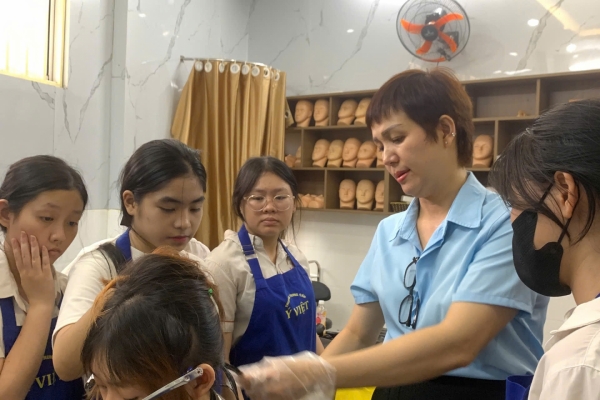 Học nghề nhuộm tóc cùng sinh viên Ý Việt – Biến hình rạng rỡ cùng kỹ thuật chuẩn Salon 