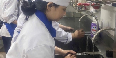 K24 ngành Kỹ thuật Chế biến Món ăn tổng vệ sinh toàn bộ khu vực bếp