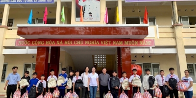 Trường Trung cấp Ý Việt trao tặng 100 phần quà đến với điểm Trường Tiểu học và THCS Xuân Long