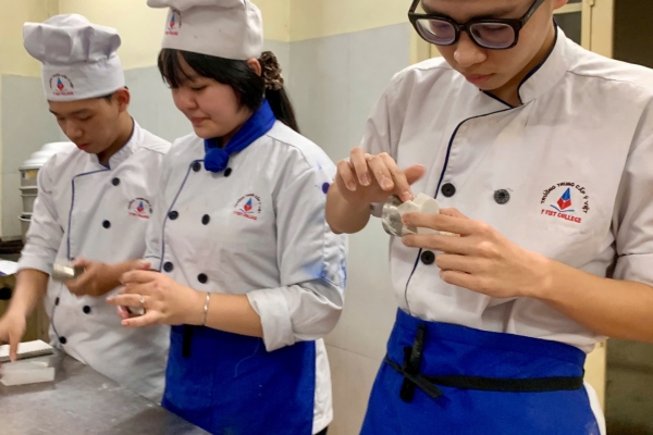Trải nghiệm buổi học nghề bánh Chocolate Lava đầy cảm hứng