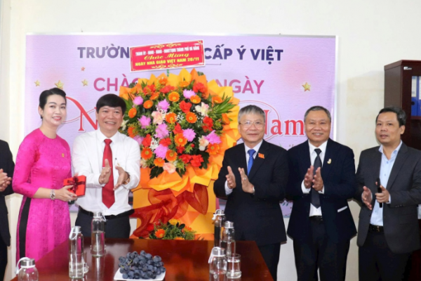 Lãnh đạo thành phố thăm và chúc mừng Trường Trung cấp Ý Việt nhân Ngày Nhà giáo Việt Nam 20/11