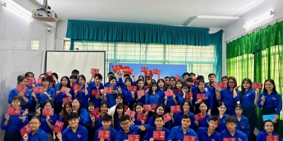 Trường Trung cấp Ý Việt tổ chức lễ kết nạp đoàn viên mới năm 2026