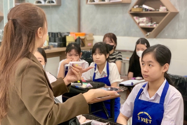 Hé lộ buổi học đầu tiên của sinh viên Ý Việt cho người muốn học làm nghề makeup