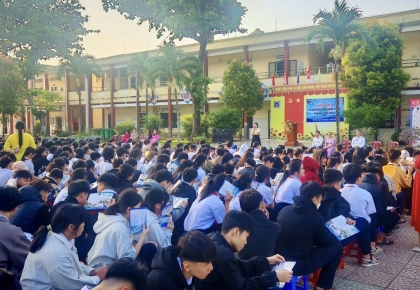 Tiết chào cờ trở nên ý nghĩa hơn với hoạt động định hướng nghề nghiệp của Ý Việt