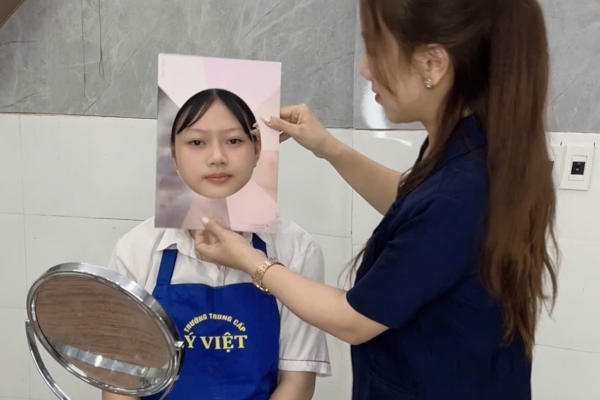 Học sinh K25 ngành Chăm sóc sắc đẹp tự tin bước vào học phần học nghề makeup