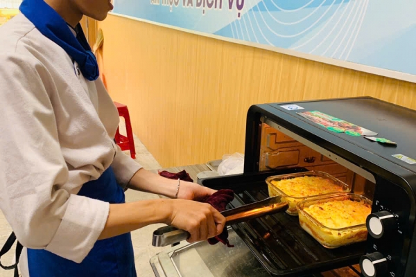 Học nấu ăn món Âu: Thực hành Gnocchi khoai tây và Seafood Lasagna tại Ý Việt