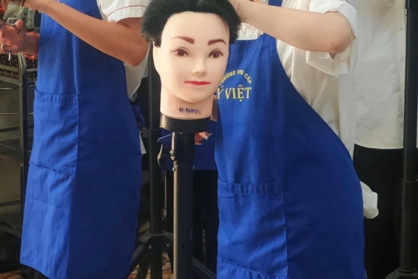Học nghề cắt tóc tại Ý Việt chú trọng thực hành trên mẫu thật