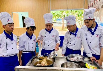 Học Sinh Ý Việt Trổ Tài Chế Biến Cá Chiên Xù Và Thịt Nướng Xiên Hấp Dẫn Học Sinh Ý Việt Trổ Tài Chế Biến Cá Chiên Xù Và Thịt Nướng Xiên Hấp Dẫn