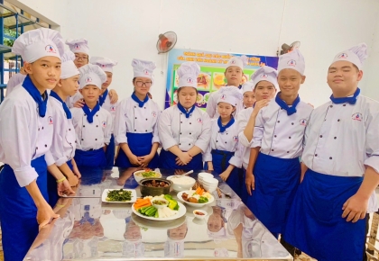 Sinh viên ngành Kỹ thuật Chế biến Món ăn trổ tài thực hiện mâm cơm gia đình đầy hấp dẫn Sinh viên ngành Kỹ thuật Chế biến Món ăn trổ tài thực hiện mâm cơm gia đình đầy hấp dẫn