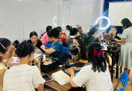 Hơn 80 học viên khai giảng lớp học trang điểm cơ bản 07 và 08 tại Ý Việt Hơn 80 học viên khai giảng lớp học trang điểm cơ bản 07 và 08 tại Ý Việt