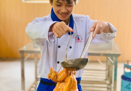 HỌC BẾP TẠI ĐÀ NẴNG: HỌC SINH Ý VIỆT CƠ SỞ 5 THỰC HÀNH CHẾ BIẾN ẾCH XÀO SẢ ỚT VÀ GÀ CHIÊN GIÒN HỌC BẾP TẠI ĐÀ NẴNG: HỌC SINH Ý VIỆT CƠ SỞ 5 THỰC HÀNH CHẾ BIẾN ẾCH XÀO SẢ ỚT VÀ GÀ CHIÊN GIÒN