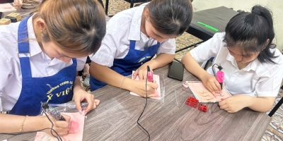 Học phun xăm môi: Thực hành vẽ khuôn môi và tập phun trên da giả tại Ý Việt