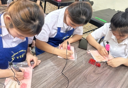 Học phun xăm môi: Thực hành vẽ khuôn môi và tập phun trên da giả tại Ý Việt