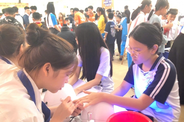 Học làm móng, bạn cần khéo tay không?