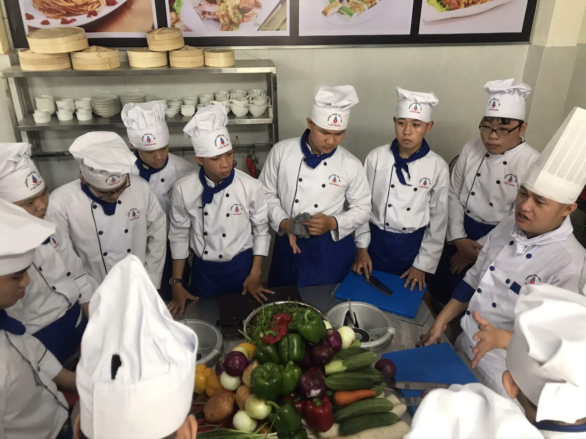 Lợi ích các khóa học nghề ban đêm tại Ý VIỆT -  Một buổi học của lớp học nấu ăn 