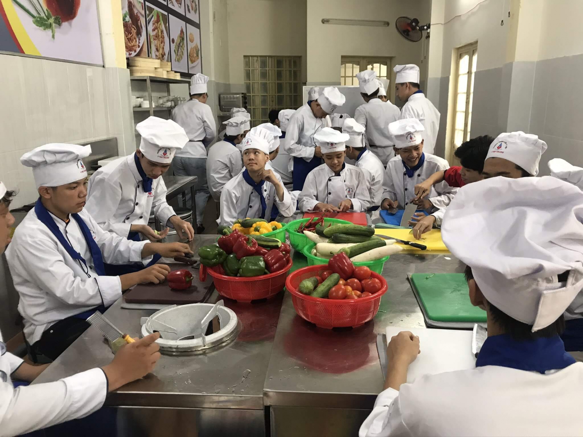 Lợi ích các khóa học nghề ban đêm tại Ý VIỆT -  Một buổi học của lớp học nấu ăn 